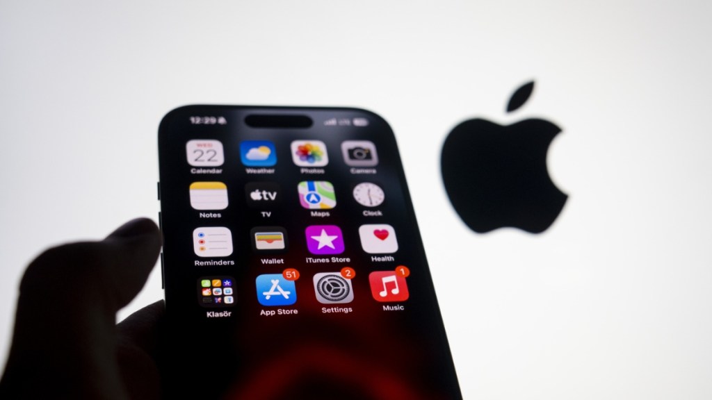 Apple New iPhone Glitch Replaces Word 'Racist' to 'Trump'