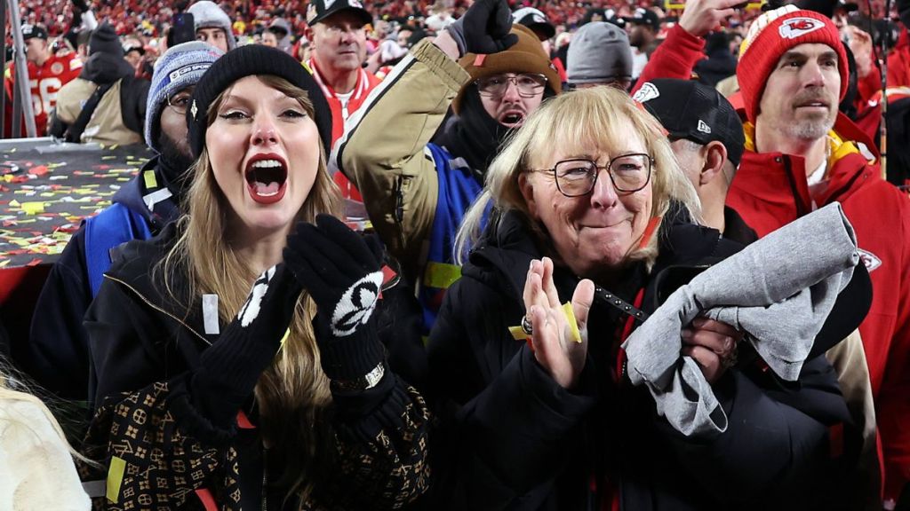 Travis Kelce mom Taylor Swift