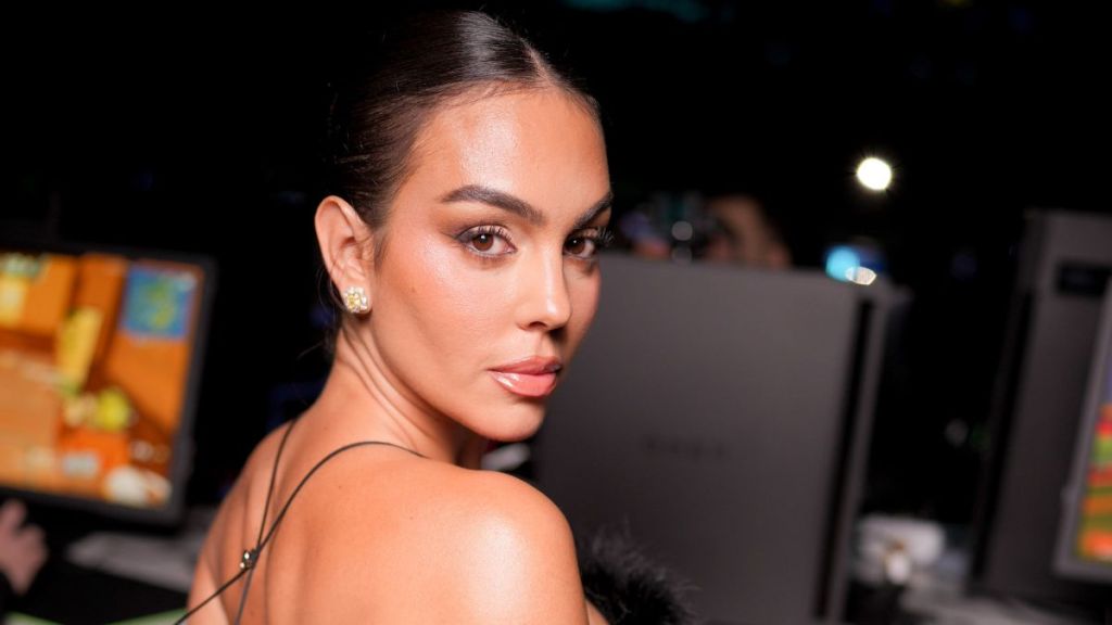 Georgina Rodriguez Paris photos backless dress