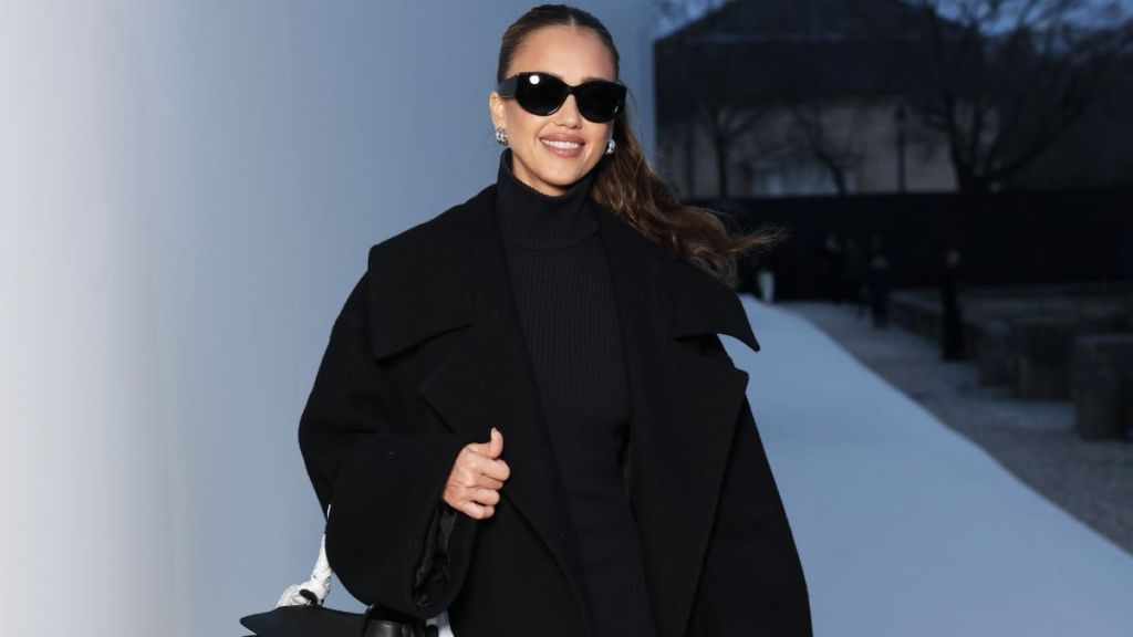 jessica alba balenciaga pfw