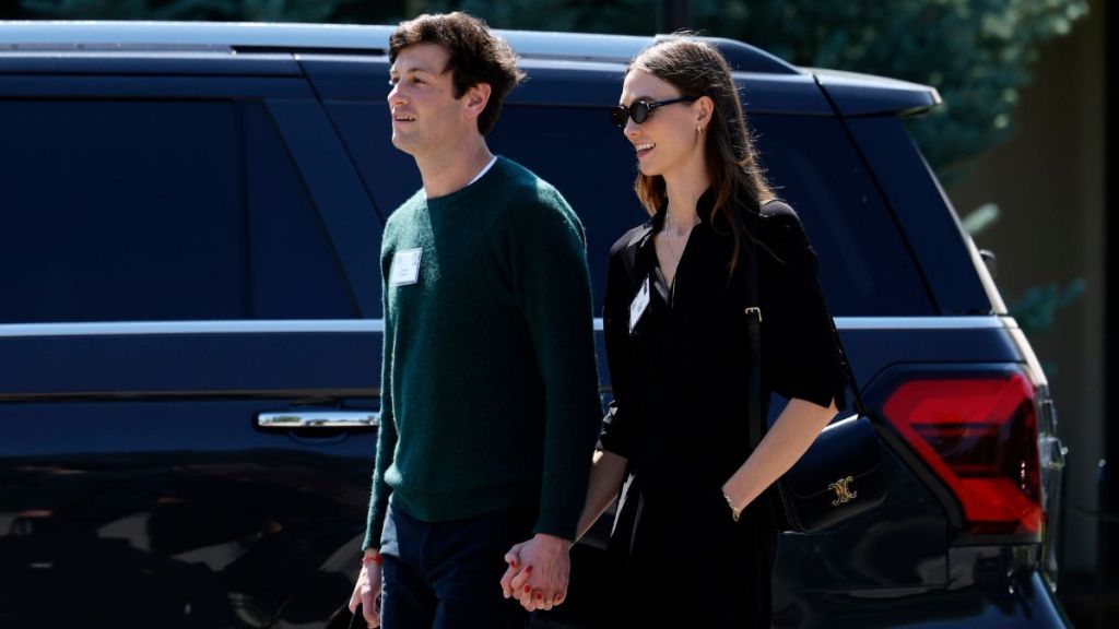 Pregnant Karlie Kloss Is Grateful for 'Supportive' Husband Joshua Kushner