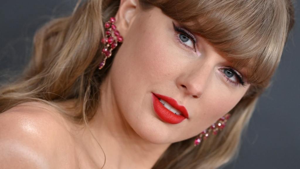 What Happened to Taylor Swift's Rhode Island Mansion?