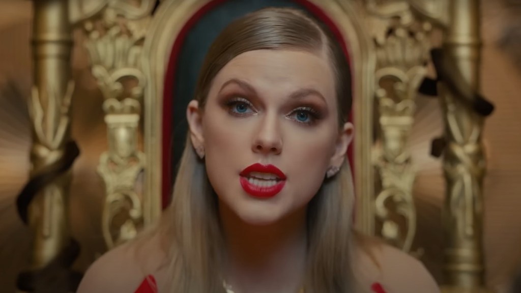 Nikki Glaser Comments on Taylor Swift at AMAs 2025