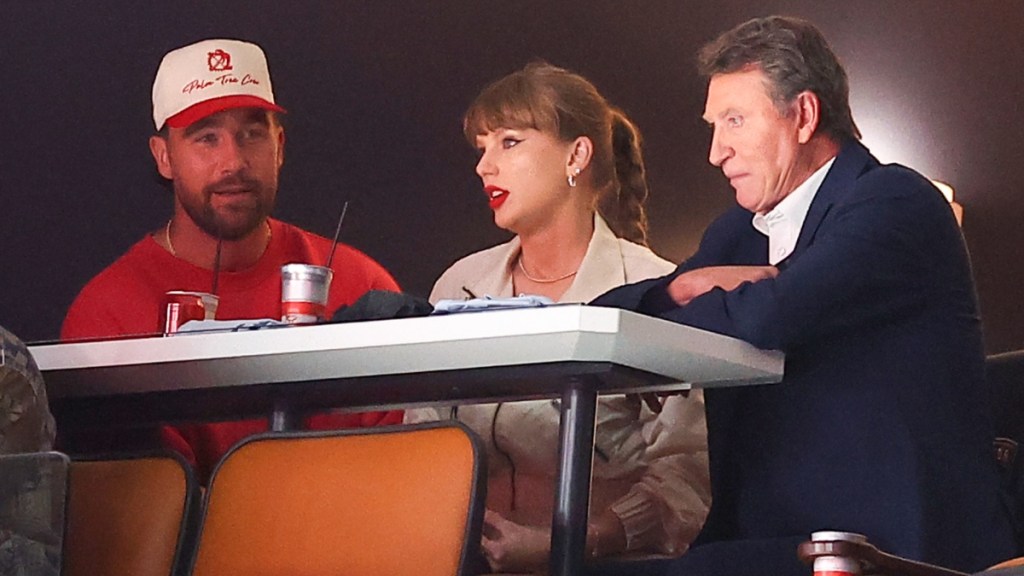 Taylor Swift Takes Selfie With Fan at Stanley Cup