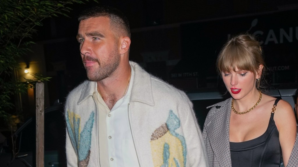 Travis Kelce Comments on Taylor Swift's Picture From Shake It Off Performance