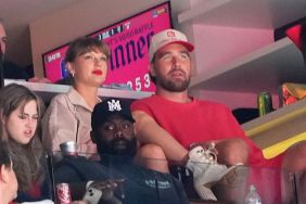 Taylor Swift photobombs Travis Kelce