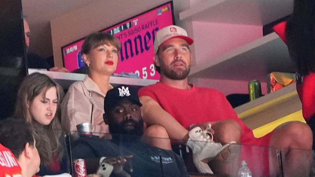 Taylor Swift photobombs Travis Kelce