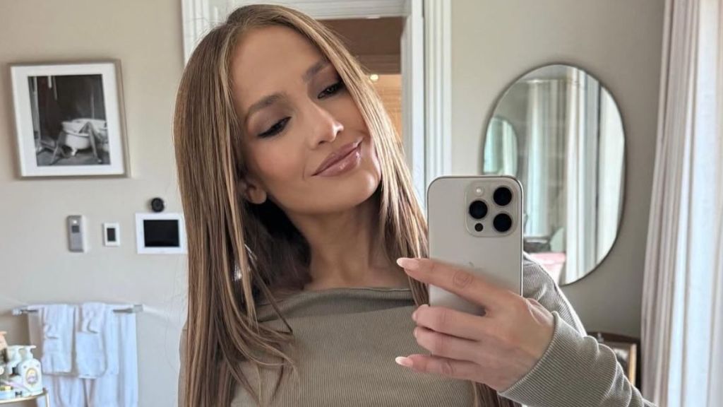 Jennifer Lopez Has Formed a 'Different Connection' With One of Her Backup Dancers, Claims 'Source'