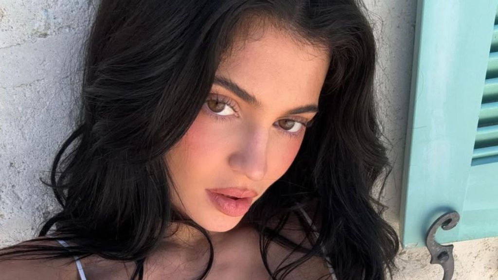 Kylie Jenner stringy bikini