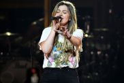 Kelly Clarkson Debuts New Bob Haircut on Instagram Video