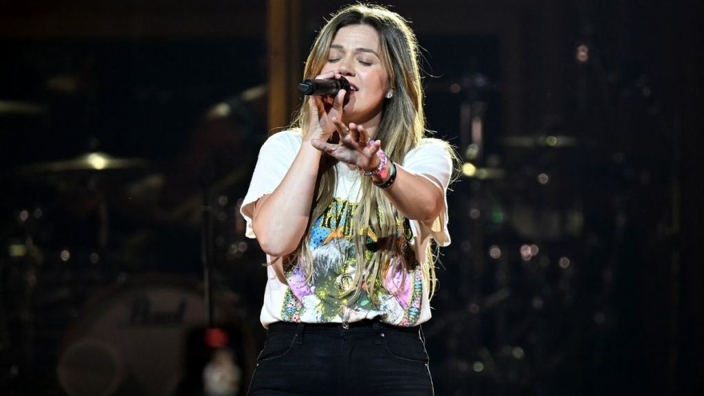 Kelly Clarkson Debuts New Bob Haircut on Instagram Video