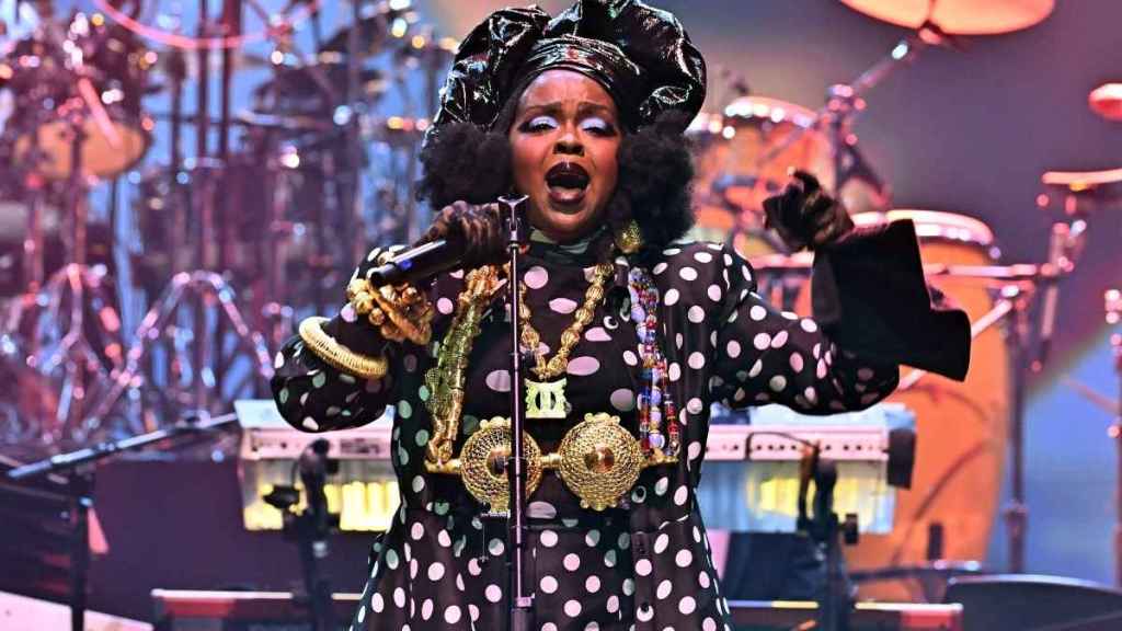 Lauryn Hill Performs In Nearly Empty Stadium, Fans React
