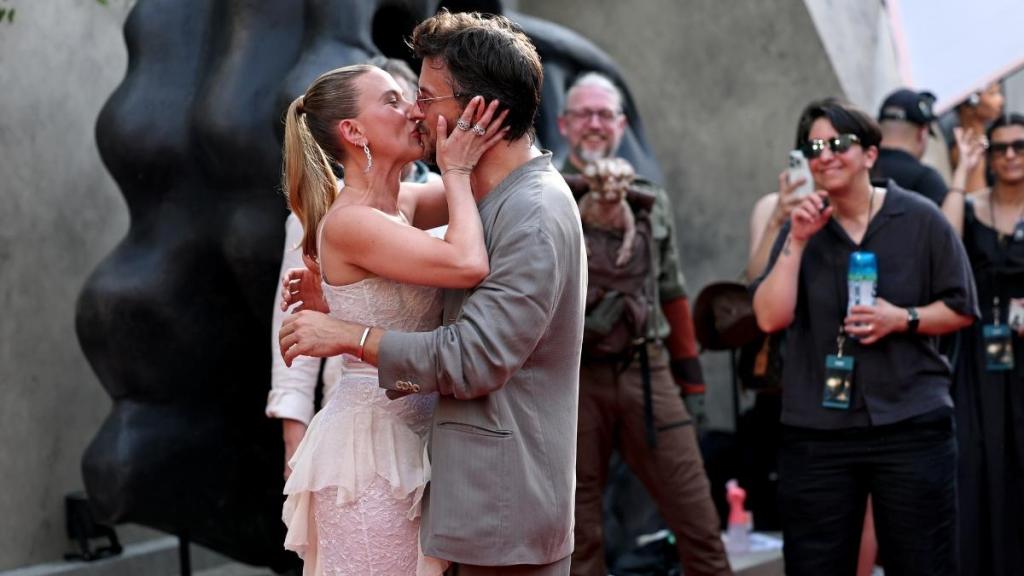 Jonathan Bailey Says He & Scarlett Johansson Are 'Desperately In Lust of Each Other'