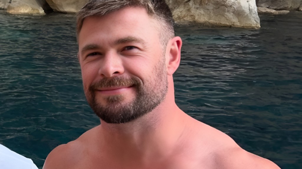 chris hemsworth shirtless picture