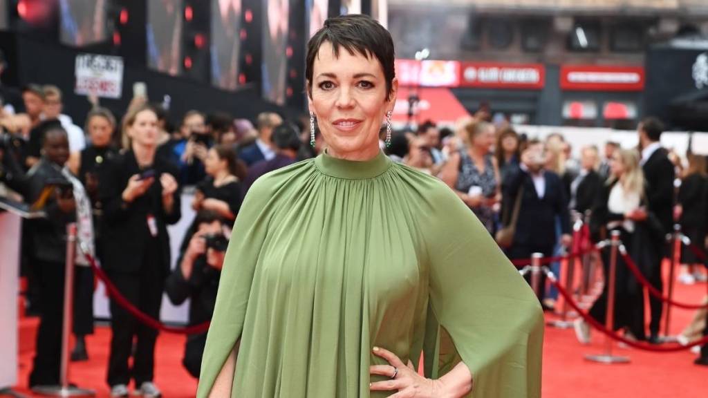 Olivia Colman Gets Her Dress Wet During The Roses Premiere