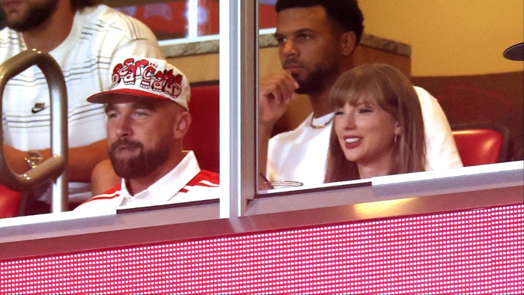 travis kelce taylor swift jumbotron nfl game