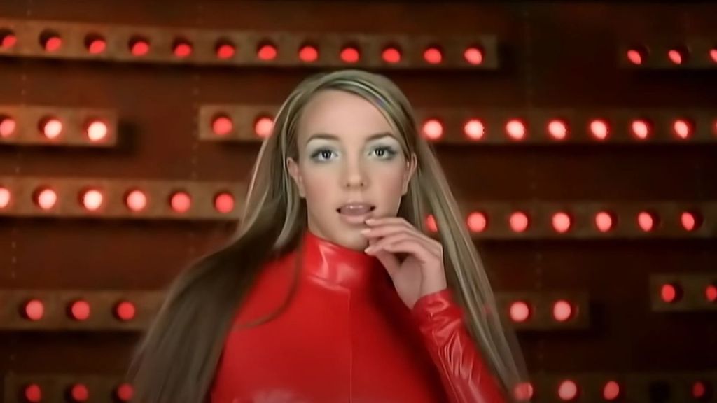 Britney Spears Drops NSFW Moves in Restaurant Bathroom