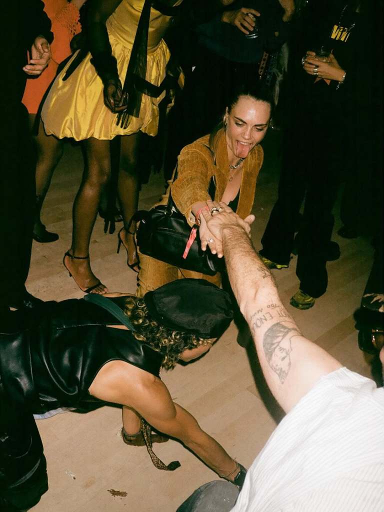 Cara Delevingne Sticks Her Tongue Out While Partying With Sabrina Carpenter