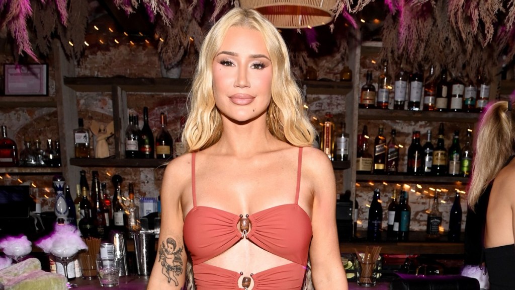 Fans React to Iggy Azalea's Two-Piece Photo, Calls Her ‘Mermaid' 