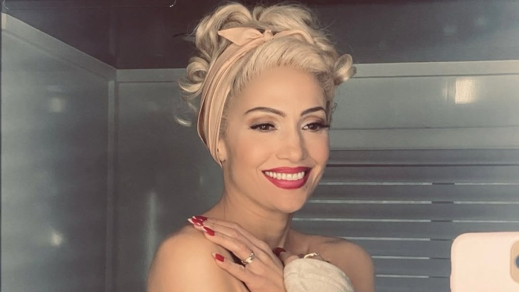 Jennifer Lopez's Platinum Blonde Selfies Have Fans Asking, 'Is That Gwen Stefani?’ 