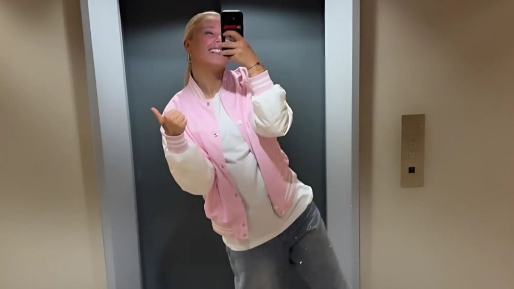 JoJo Siwa Shines in Gold Sequin Dress as Fans Call Her an ‘Angel’