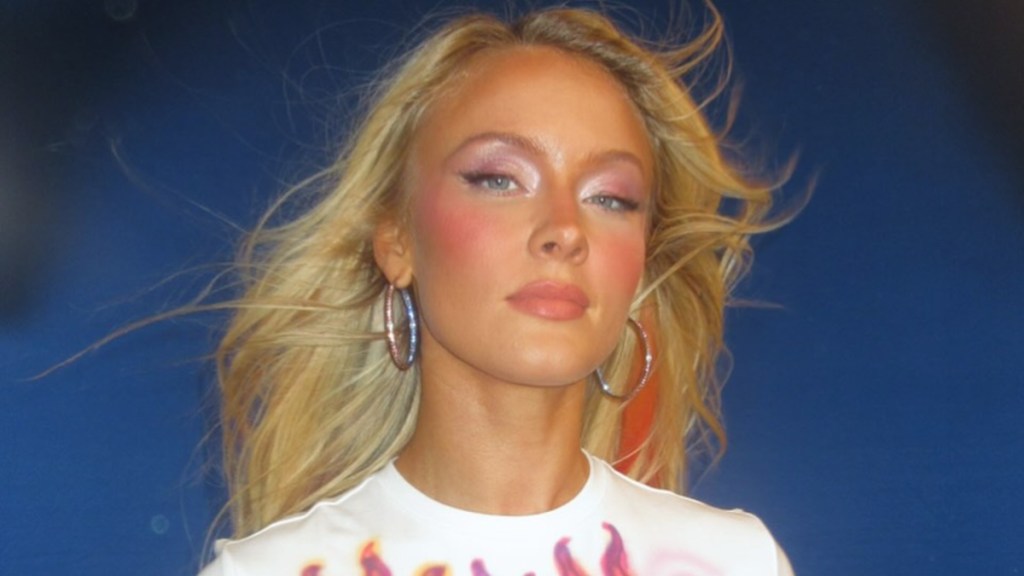 Zara Larsson Eating Apple on Toilet Has Fans Saying ‘Okay Miss Baddie'