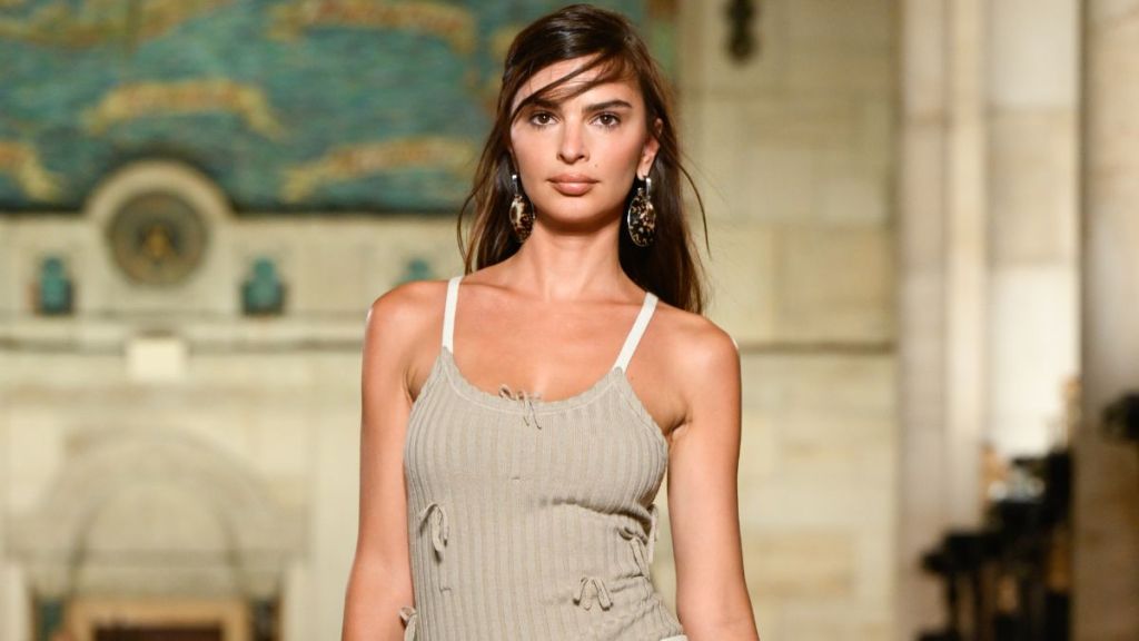 Emily Ratajkowski Keeps Her Fashion Simple Yet Chic for Tory Burch Show