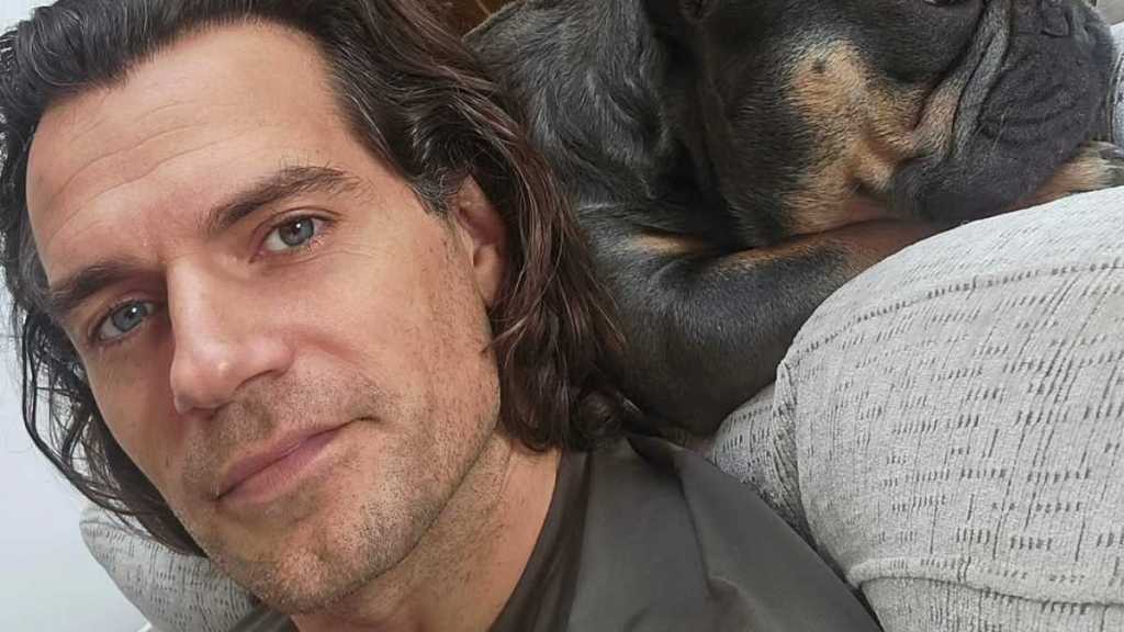 Henry Cavill Debuts New Hairstyle Amid Injury & Highlander Shoot