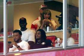 Fans React to Taylor Swift Flaunting Her Legs in Mini-Skirt