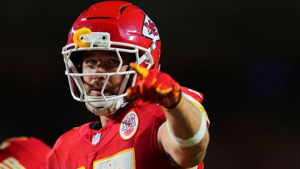Travis Kelce Shakes Hands With Lions Player After JuJu Smith-Schuster & Brian Branch Brawl