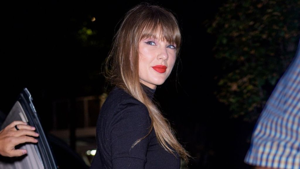 Taylor Swift Brings Back Her Fondness for Plaid in NYC Outing Photos