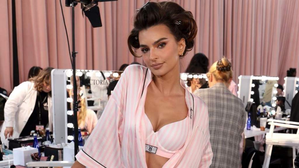 Emily Ratajkowski's Loungewear Photos Are a Must-See Moment
