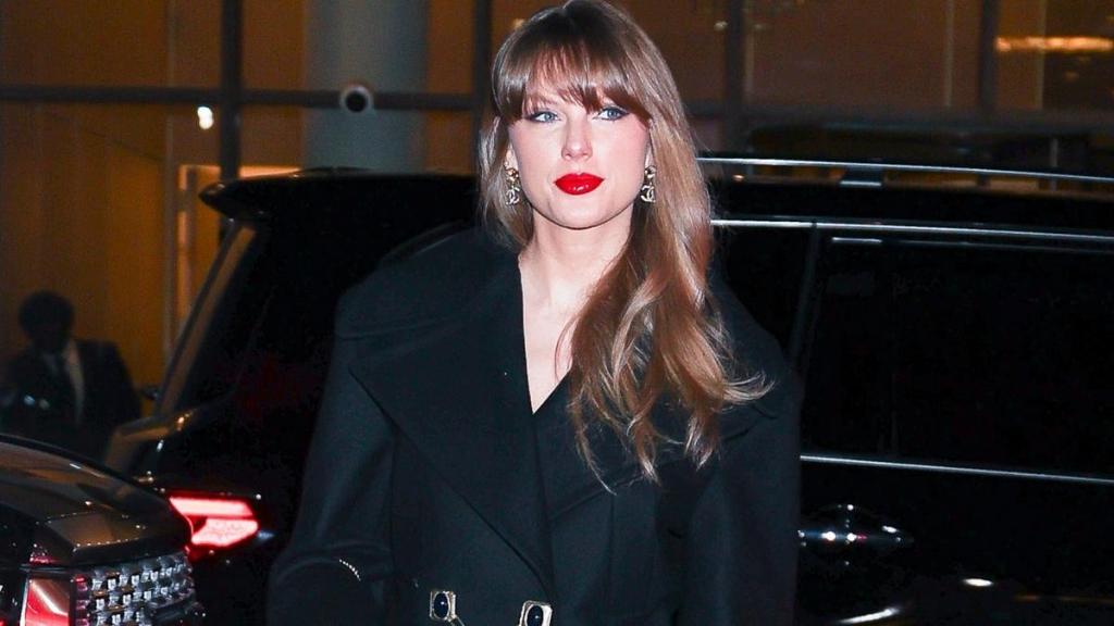 Taylor Swift Keeps It Minimal Yet Classy in a LBD for Talk Show Comeback