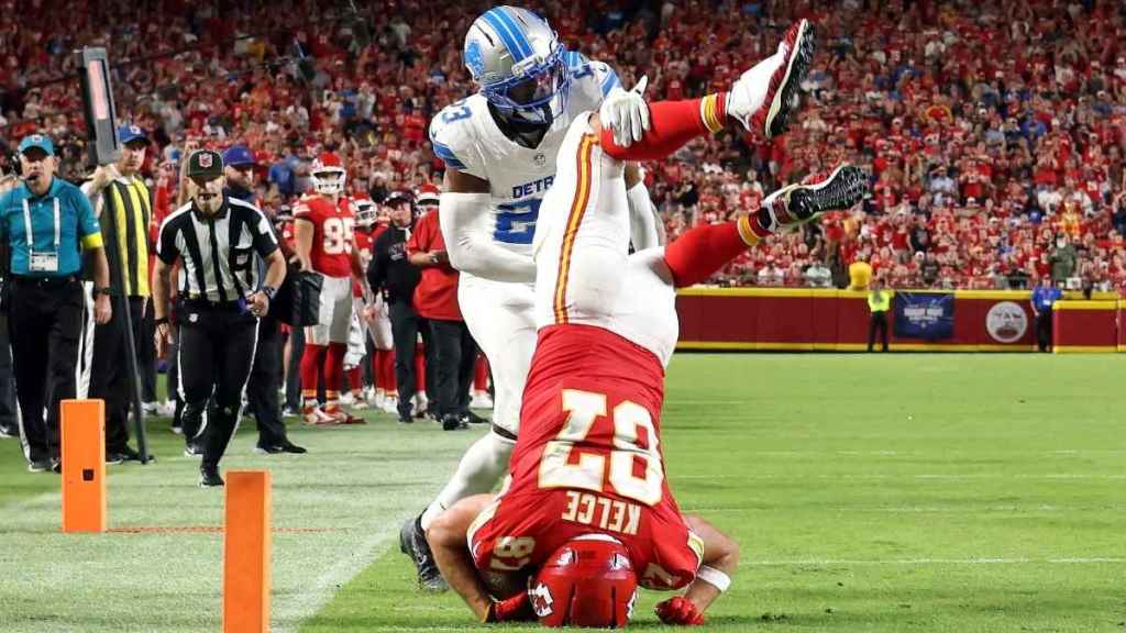 'Did Travis Kelce Get Hurt?' Trends After Terrifying Fall During Chiefs' Game