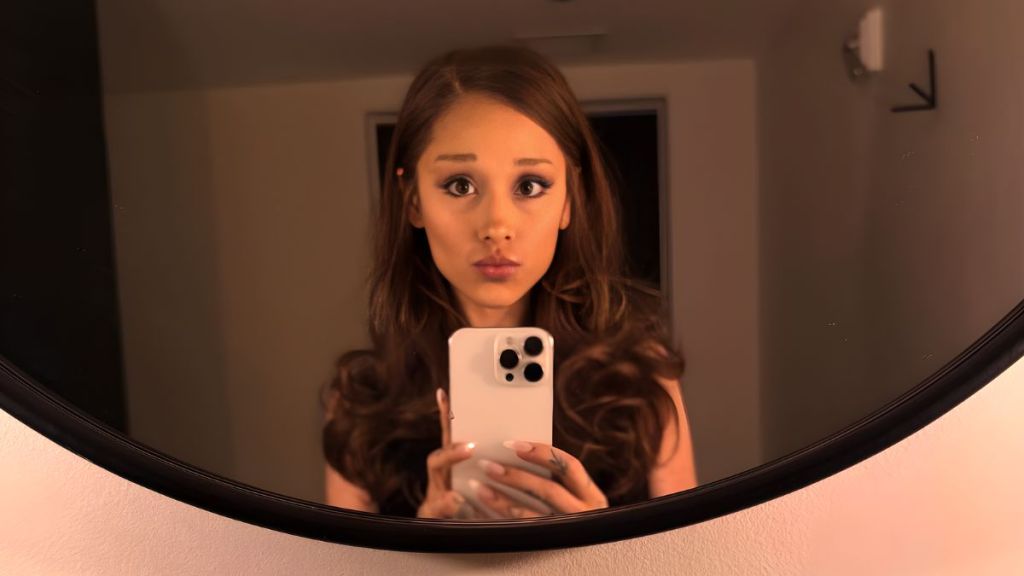 Ariana Grande Has Fans 'Obsessed' With Brunette Hair