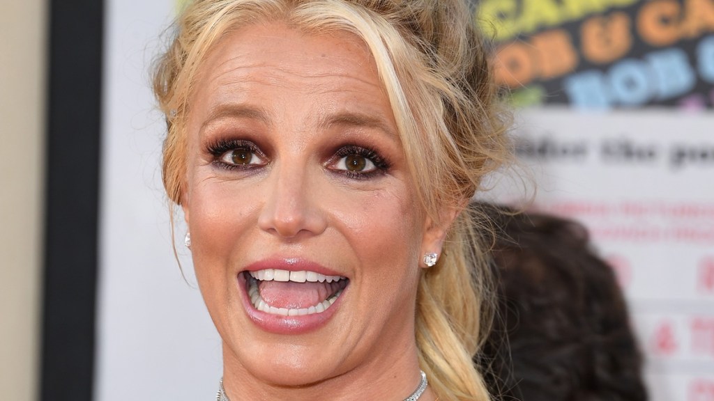 Britney Spears Fell Down Stairs, Says Her Knee 'Snaps Out Now & Then'
