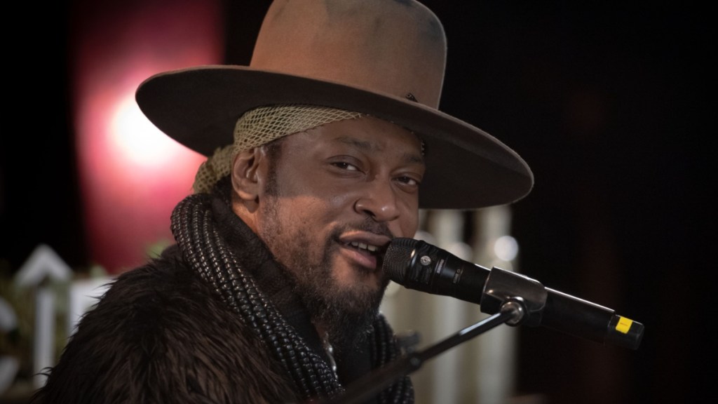 D'Angelo Dead at 51: Beyoncé, Jamie Foxx & Others React