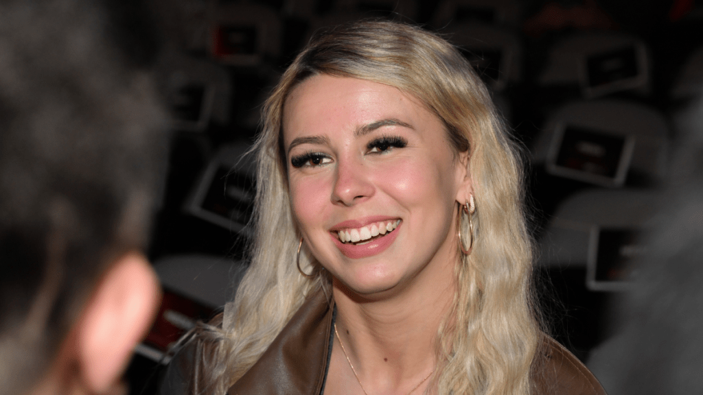 Hailey Welch Claims Feds Called Her 'Dumba**' & Took Phone