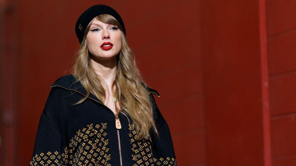 Taylor Swift Revives Her WAG Style in Customized Jersey Look for Chiefs Game