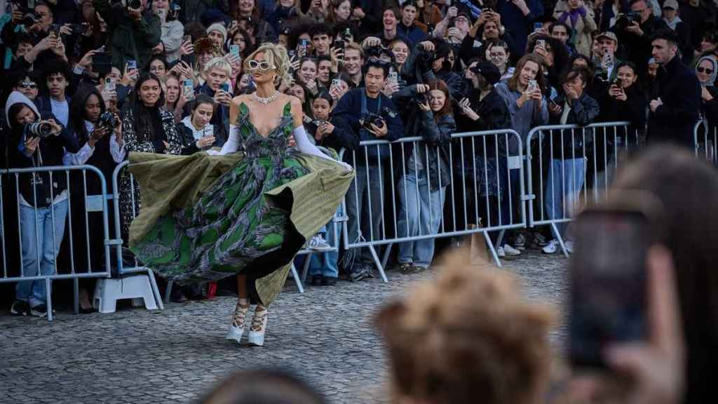 Paris Hilton's Feather Gown Look in Photos Has Fans 'Absolutely Obsessed'