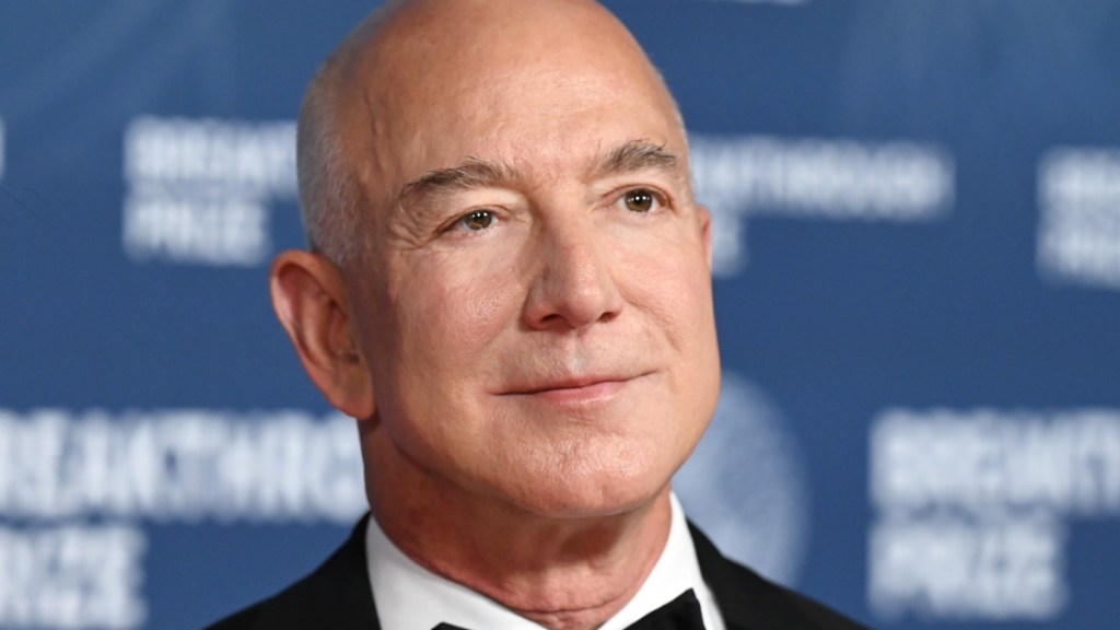 Jeff Bezos Offered $500 Million Yacht to Justin Trudeau & Katy Perry — Source