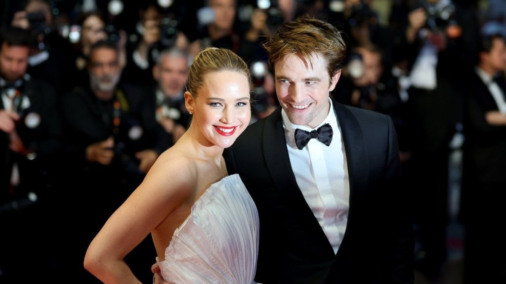 Jennifer Lawrence Says She Once Fed Robert Pattinson Literal Garbage