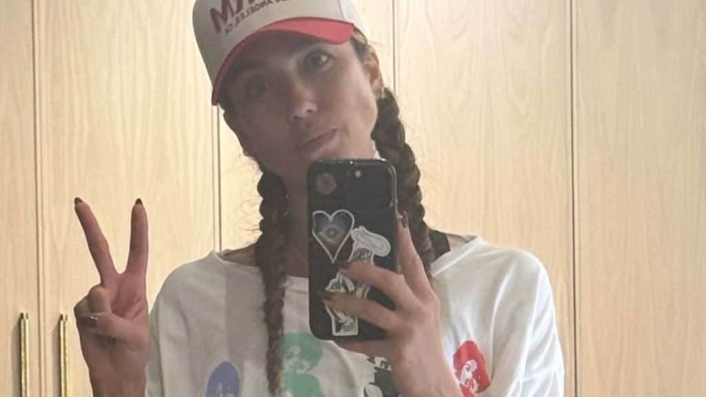 Jessica Alba Shows How 'Sunday' Is Done in Red Mini-Shorts