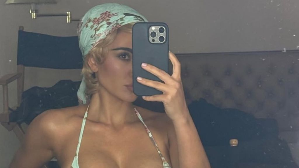 Kim Kardashian Shows Off Her Waist in Workout Fit With Gym Selfie