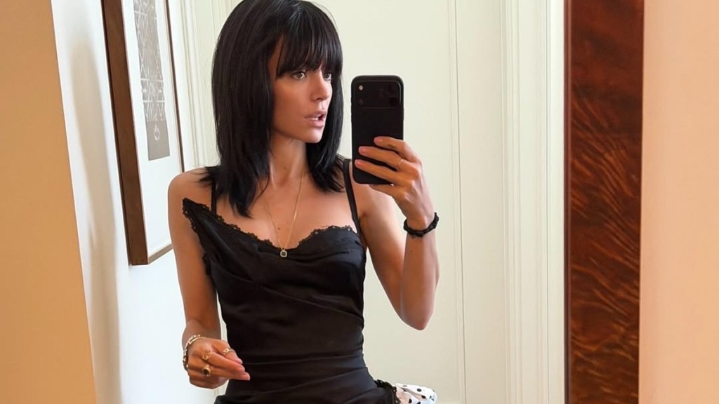 Lily Allen's Mirror Selfie in Mini-Skirt Will Make You Look Twice