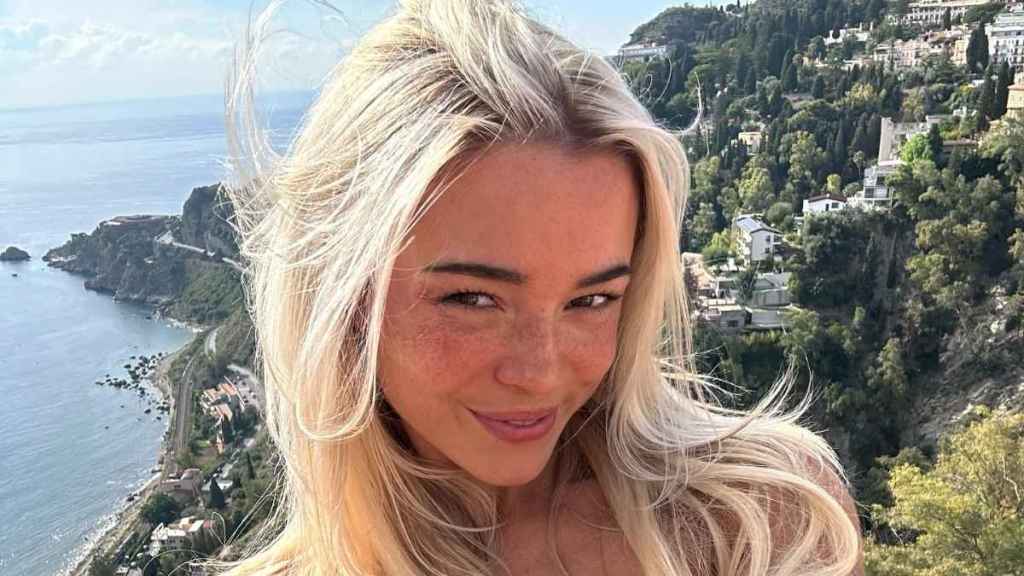 Livvy Dunne Silences Haters With Swimsuit Headstand Stunt