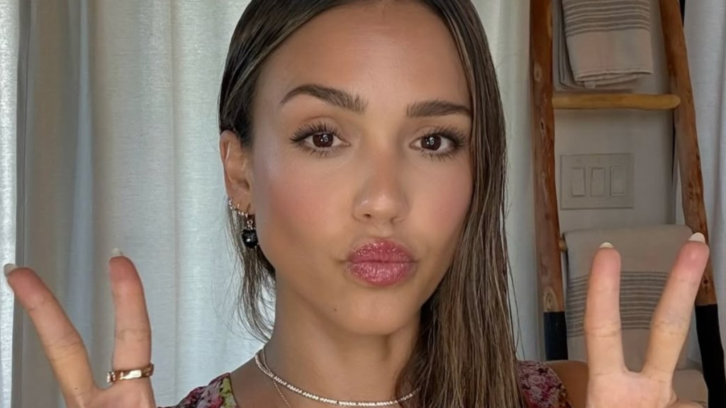 Jessica Alba Pouting in Bold Neckline Dress Has Fans Saying 'Unbearably Gorgeous'