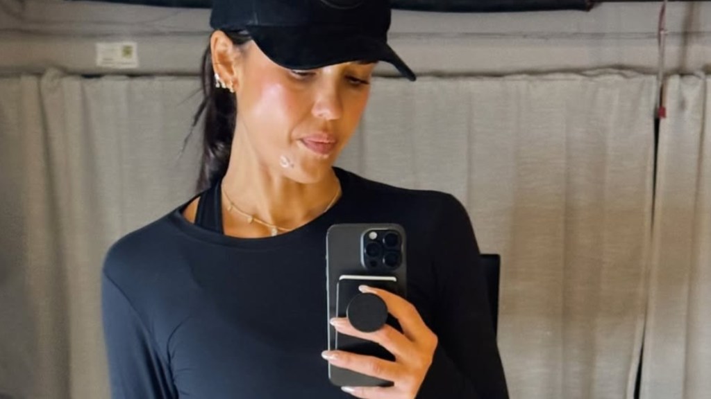 Jessica Alba's Mirror Selfie in Workout Clothes Will Make You Look Twice
