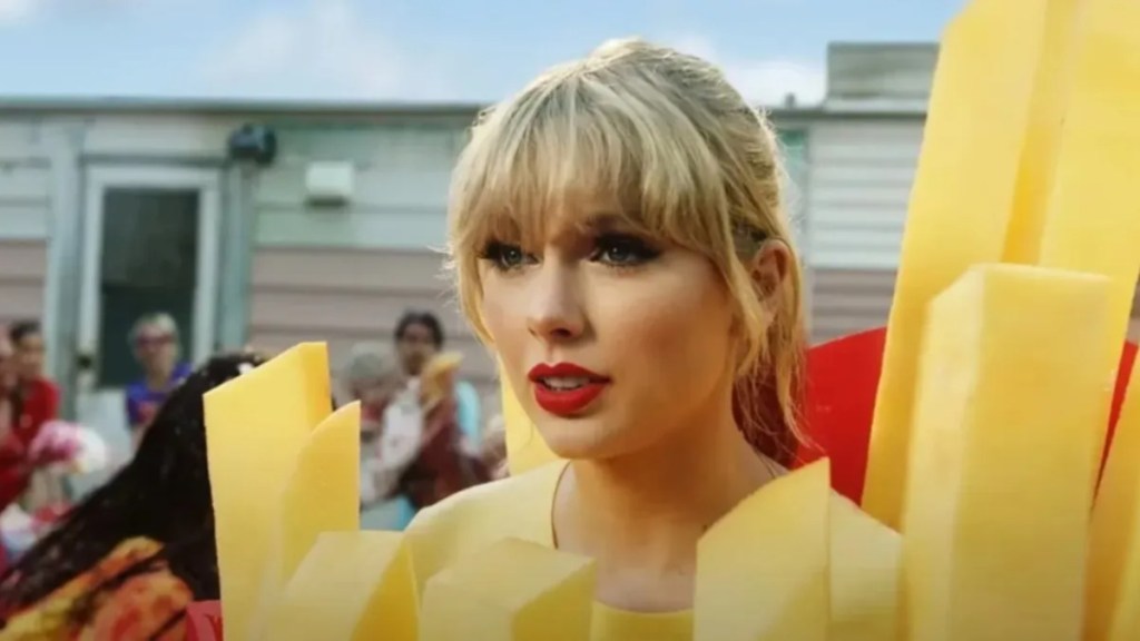 Taylor Swift's Viral Video of Defending a Fan's Outfit Debunked