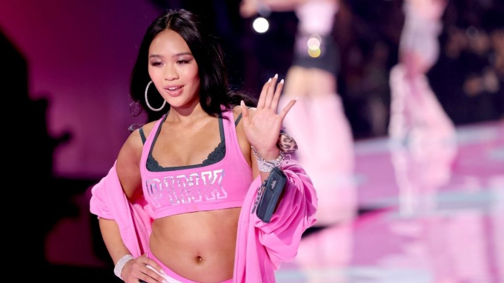 Suni Lee in Pink Sports Bra & Tiny Shorts Left Fans ‘Screaming’